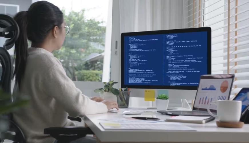 礼泉县软件开发公司实战建议：网站赋能，为何必须接入支持机器人？
